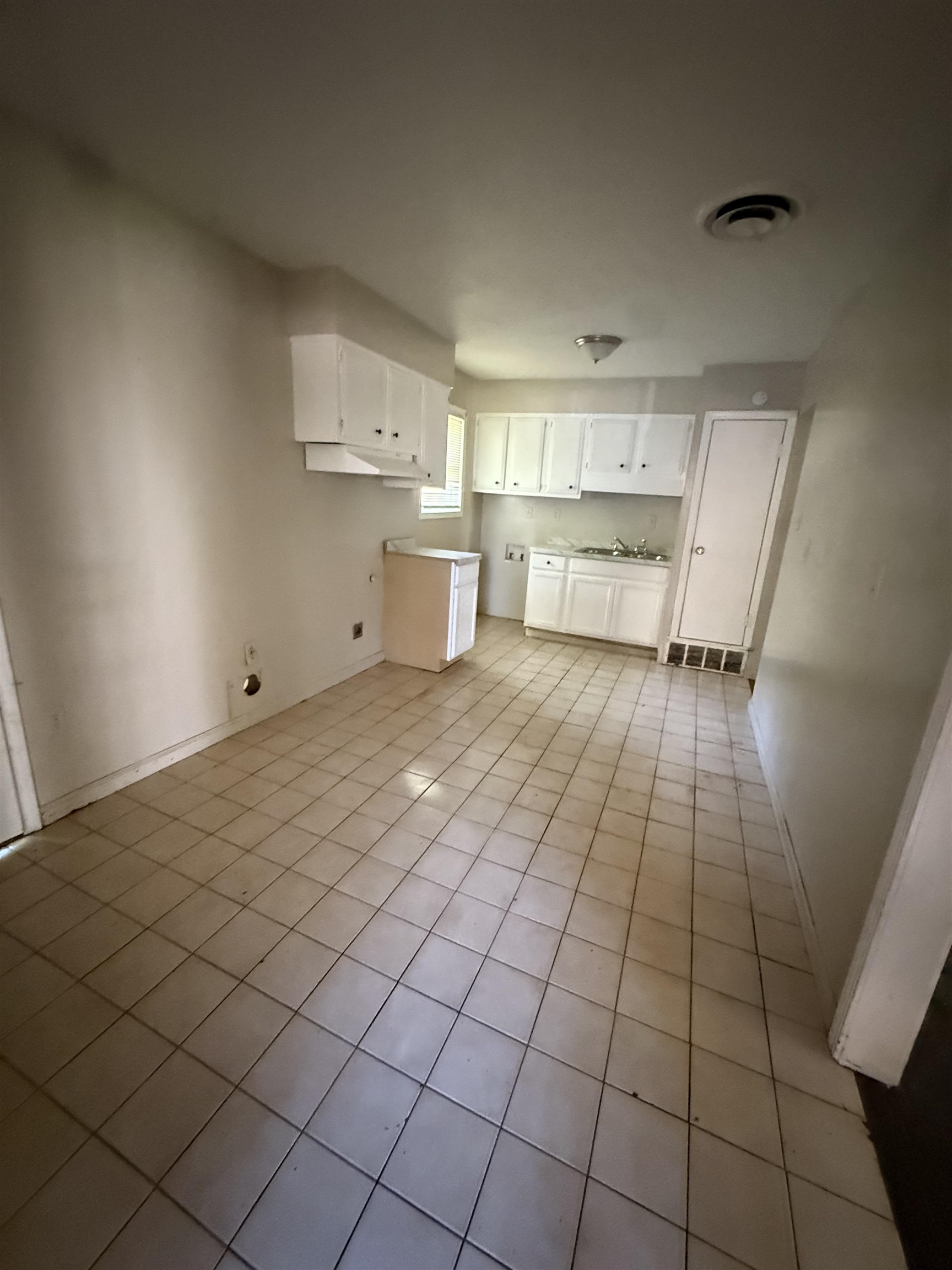 820 Archie Drive Memphis, TN 38127 - Photo 4 of 11 a view of a livingroom with kitchen and furniture