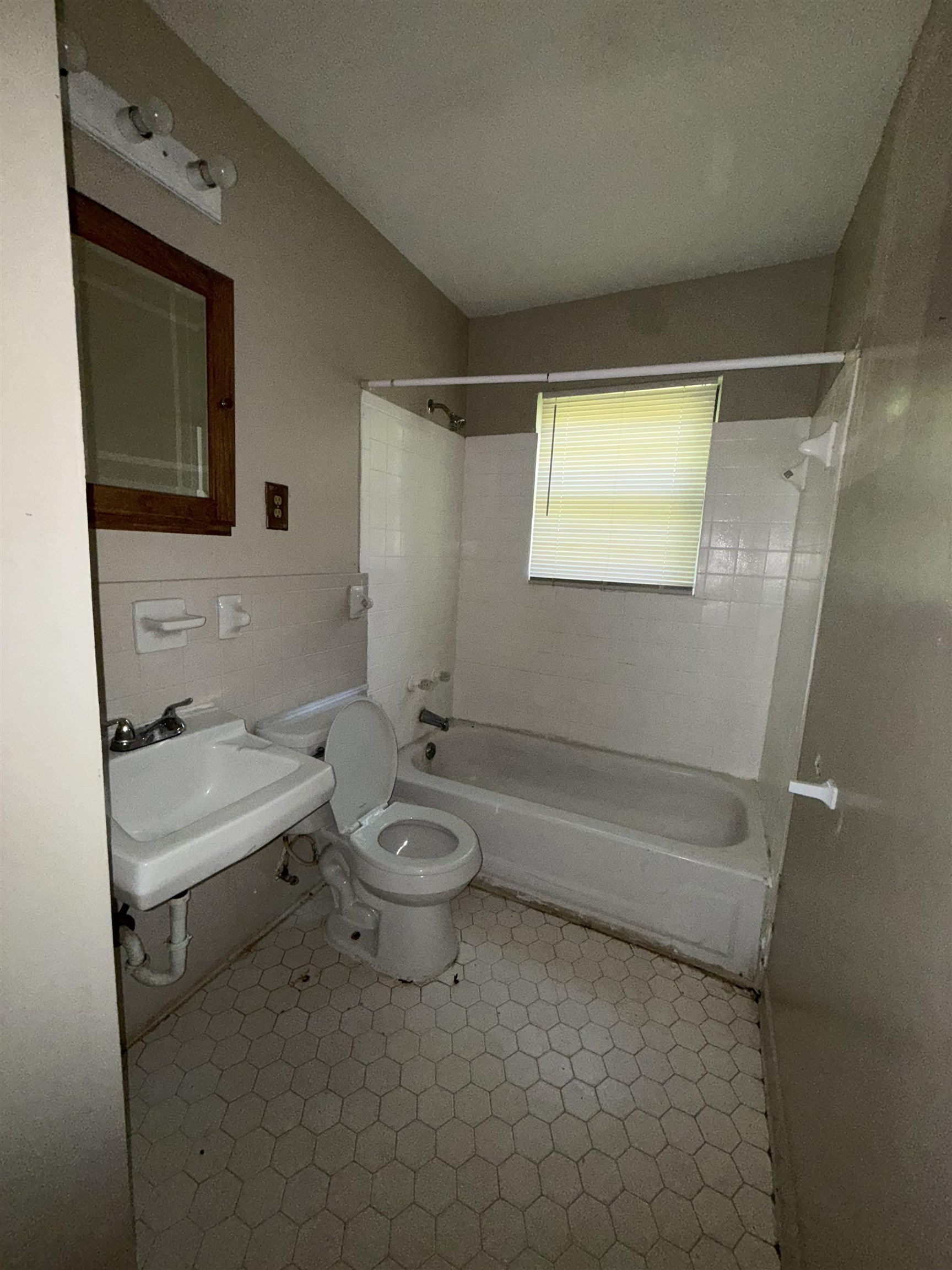 820 Archie Drive Memphis, TN 38127 - Photo 7 of 11 a bathroom with a toilet a sink and bathtub