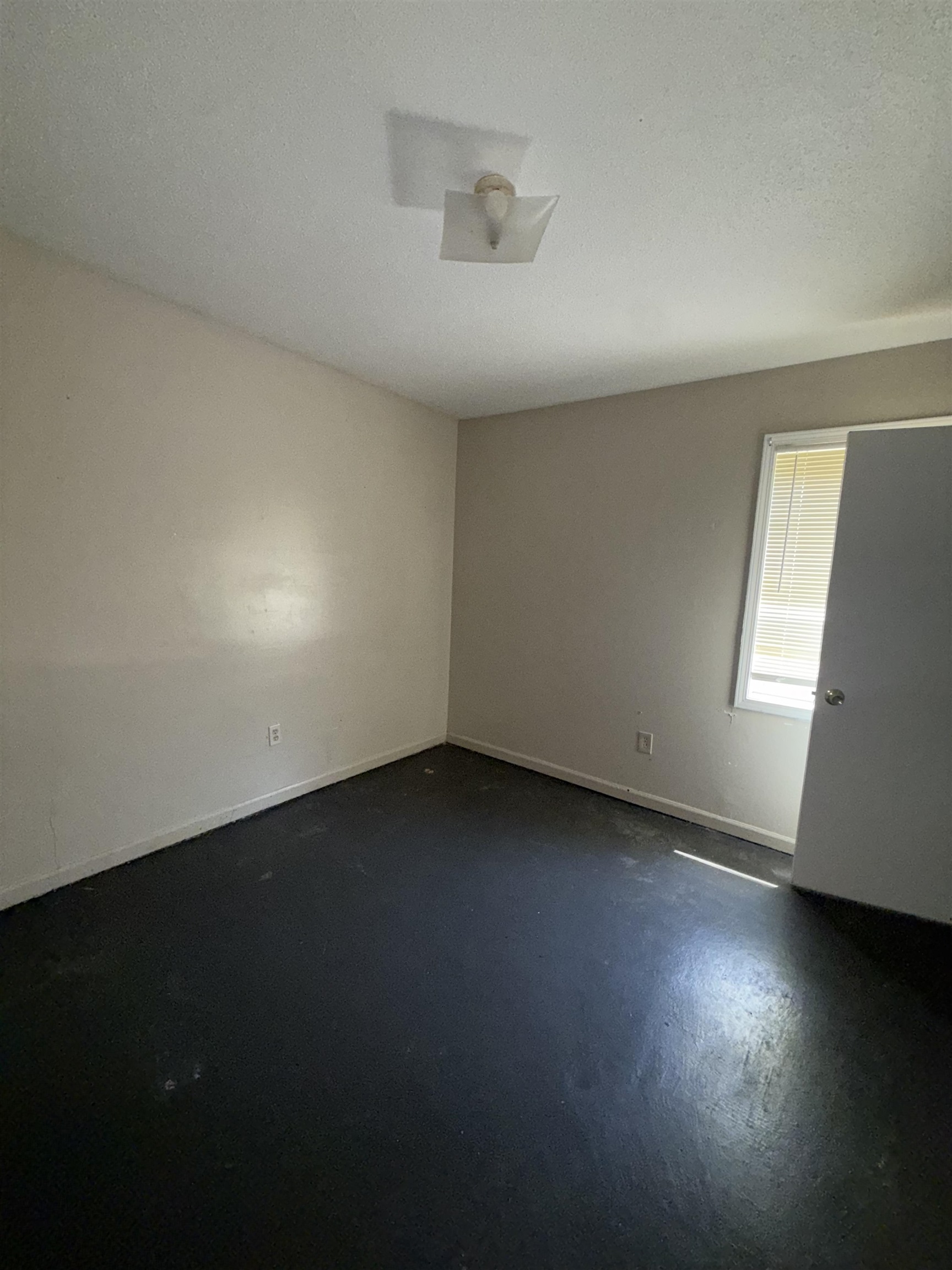 820 Archie Drive Memphis, TN 38127 - Photo 10 of 11 an empty room with a window