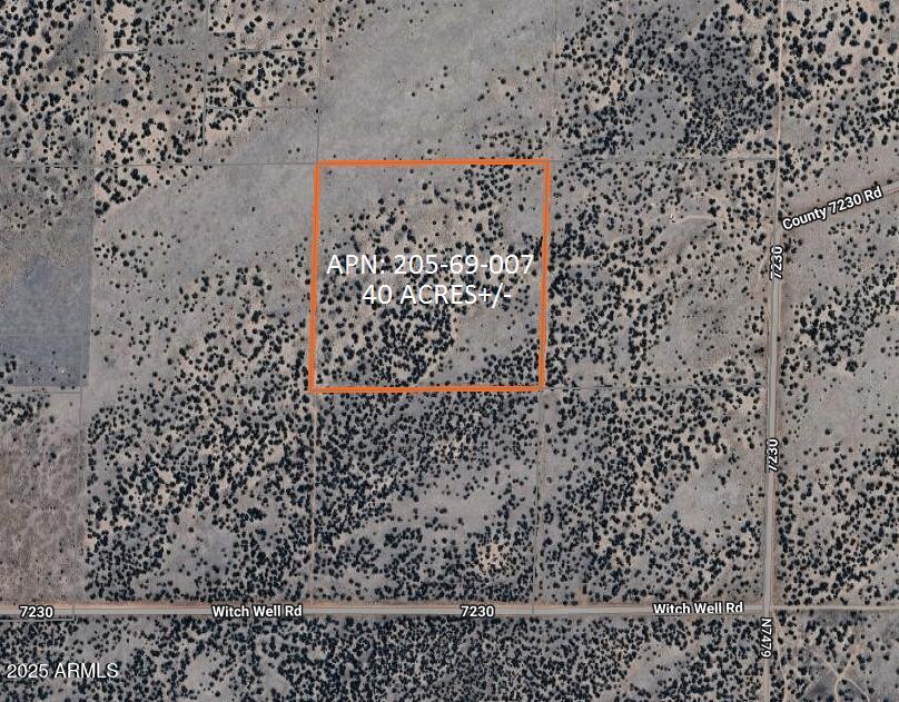 1741 County Road St. Johns, AZ 85936 - Photo 3 of 10 a bathroom with a shower curtain