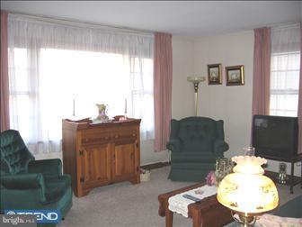 602 Delaware Avenue Riverside, NJ 08075 - Photo 3 of 6 Living Room
