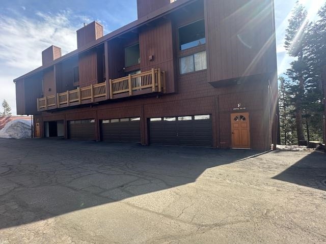 248 Mammoth Slopes, Unit F53 Mammoth Lakes, CA 93546 - Photo 3 of 35 a large building with a table and chairs