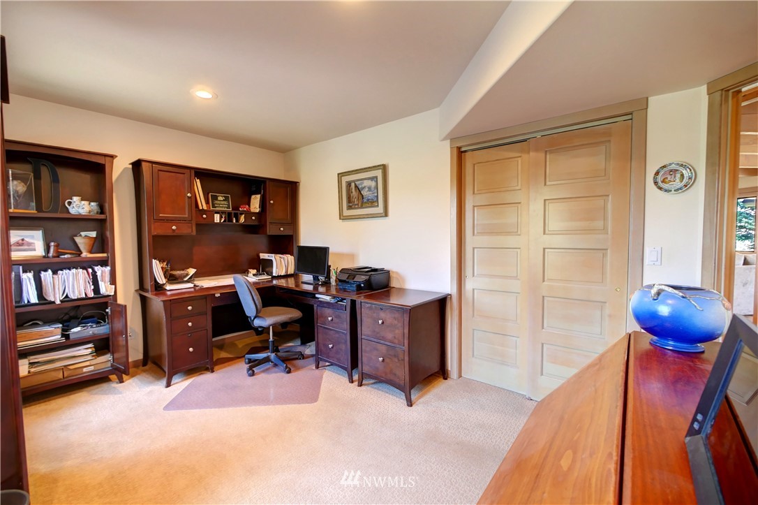 25 Black Road Omak, WA 98841 - Photo 18 of 38 a workspace with furniture and window