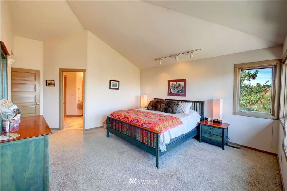 25 Black Road Omak, WA 98841 - Photo 21 of 38 a bedroom with a bed and a lamp on dresser