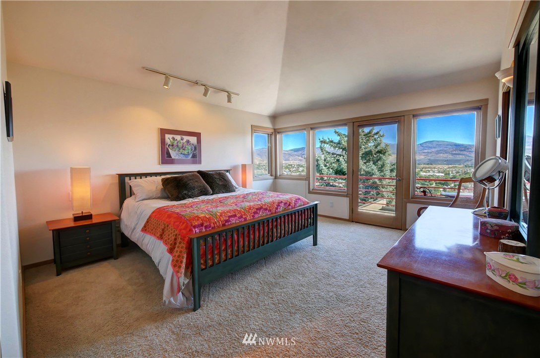 25 Black Road Omak, WA 98841 - Photo 22 of 38 a bedroom with a bed window and a desk