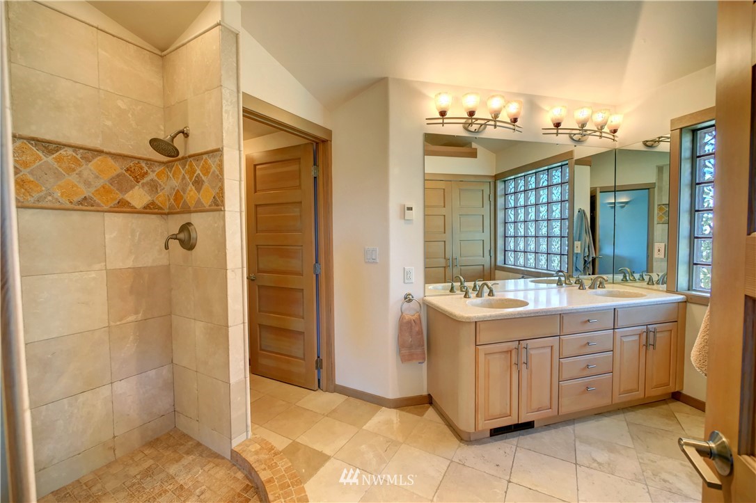 25 Black Road Omak, WA 98841 - Photo 24 of 38 a bathroom with a sink and a mirror
