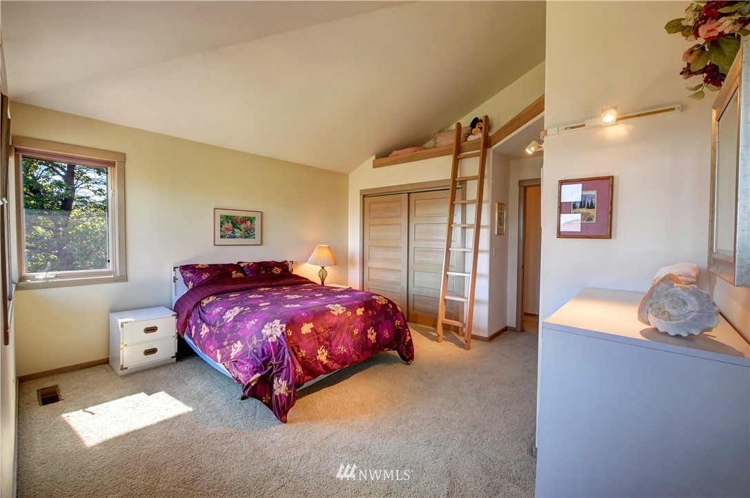 25 Black Road Omak, WA 98841 - Photo 25 of 38 a spacious bedroom with a bed and a dresser next to a window