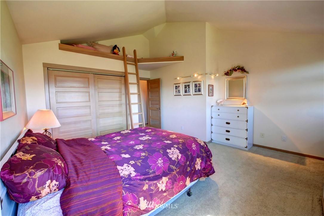 25 Black Road Omak, WA 98841 - Photo 26 of 38 a bedroom with a bed and a dresser