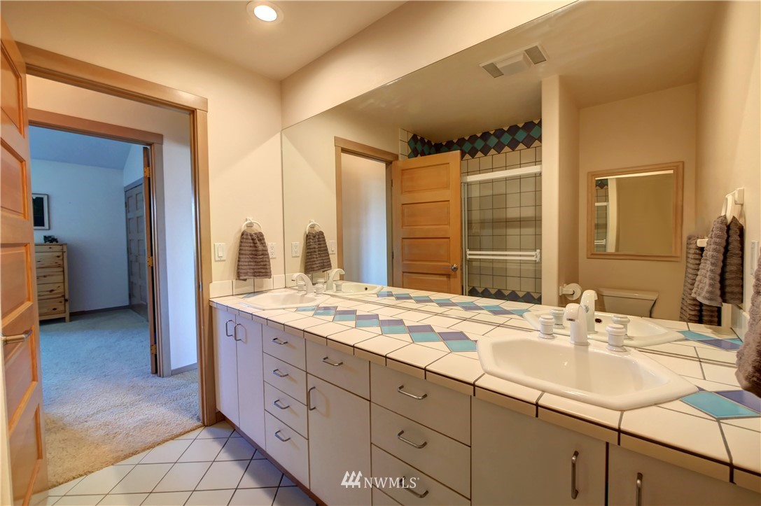25 Black Road Omak, WA 98841 - Photo 28 of 38 a bathroom with a sink double vanity and a mirror