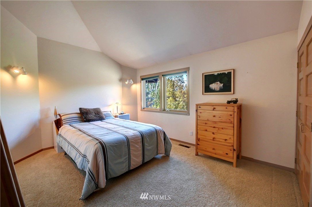25 Black Road Omak, WA 98841 - Photo 29 of 38 a bedroom with a bed and a window