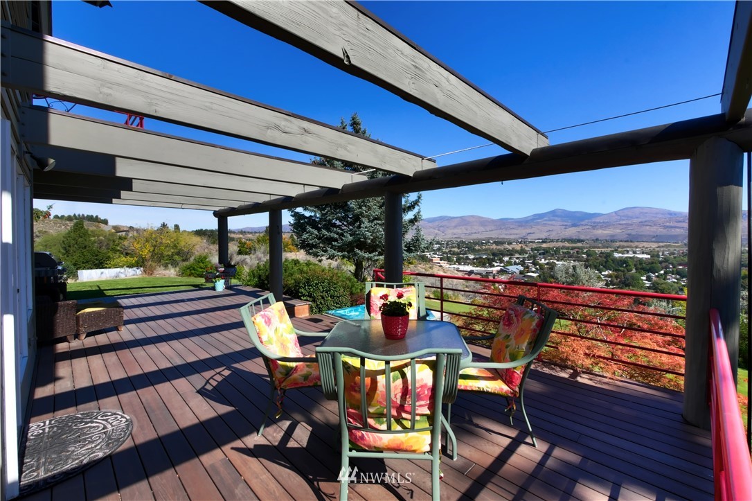 25 Black Road Omak, WA 98841 - Photo 34 of 38 a view of a patio with a table chairs and a patio