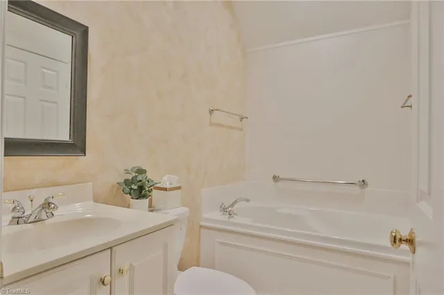 $279,900 | 2425 Country Club Road, Yadkinville, NC 27055