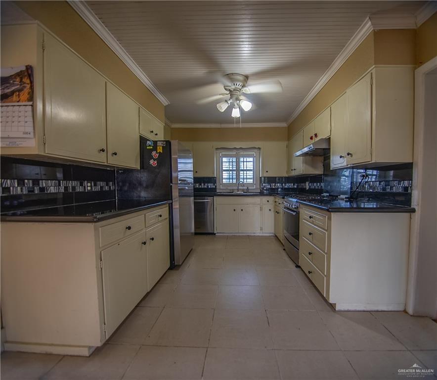 26717 Baker Potts Road Harlingen, TX 78552 - Photo 9 of 18 a kitchen with stainless steel appliances granite countertop a stove a sink and a refrigerator