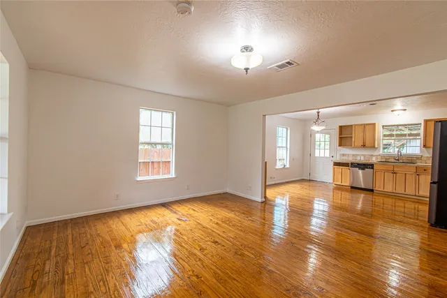 $2,000 | 633 Bradley Street, Seabrook, TX 77586