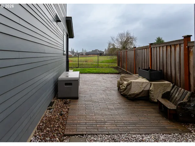 a view of a back yard