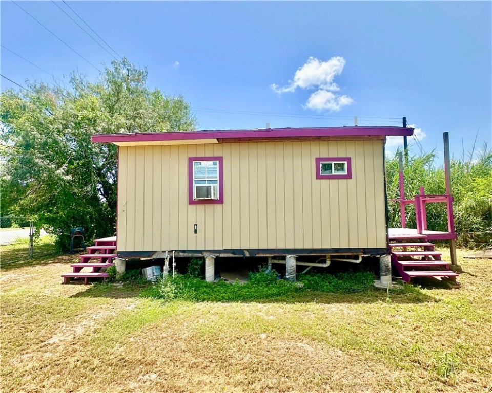 600 South Rachal Sinton, TX 78387 - Photo 5 of 17 a front view of a house with a yard