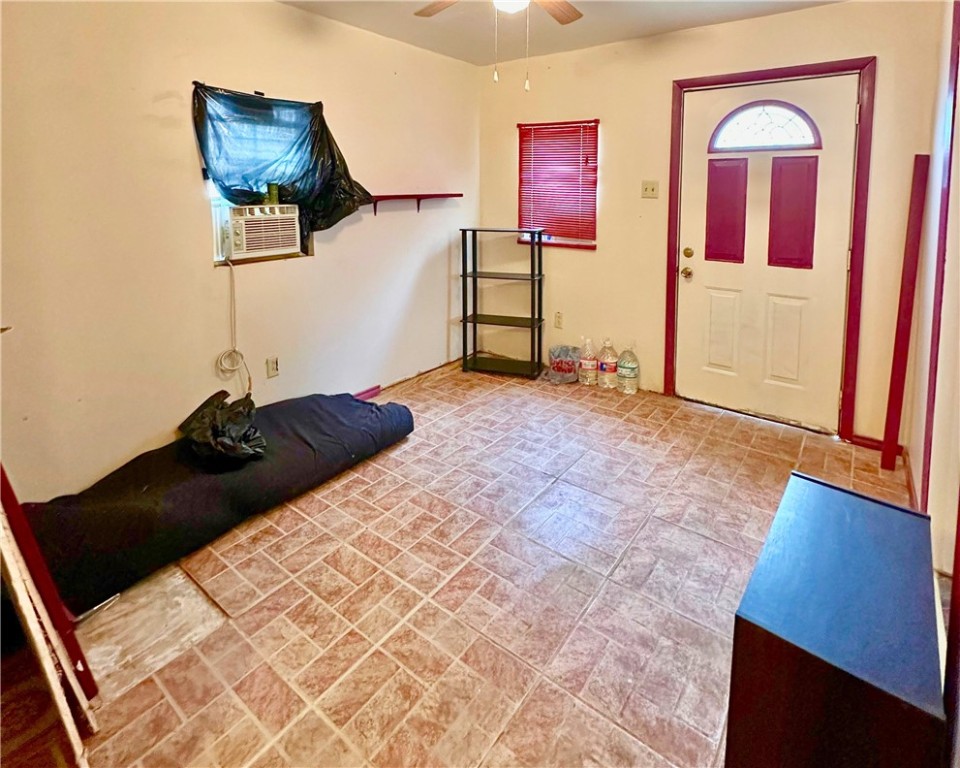 600 South Rachal Sinton, TX 78387 - Photo 8 of 17 a bedroom with a bed and a dresser