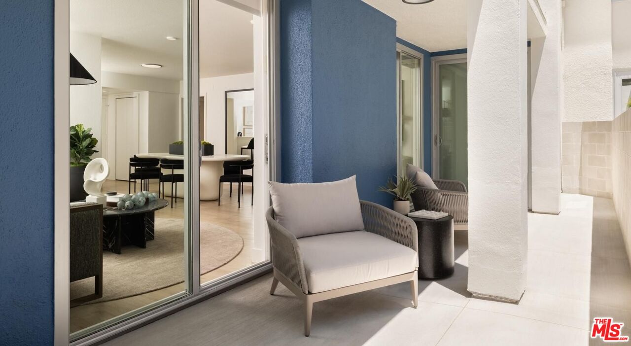 13900 Panay Way, Unit M125 Marina del Rey, CA 90292 - Photo 5 of 23 a living room with furniture