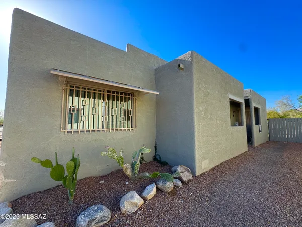 $1,295 | 3323 East Blacklidge Drive, Unit 3323, Tucson, AZ 85716