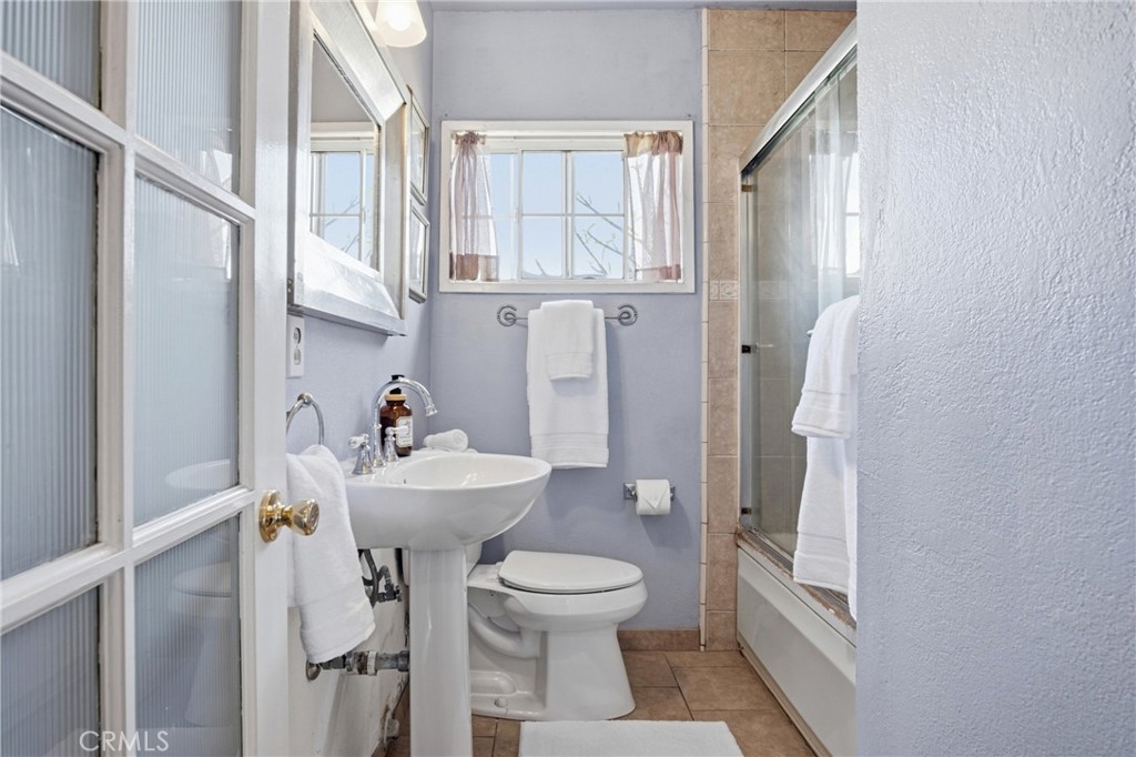 10281 Bouvais Road Anaheim, CA 92804 - Photo 21 of 61 Main House Bathroom