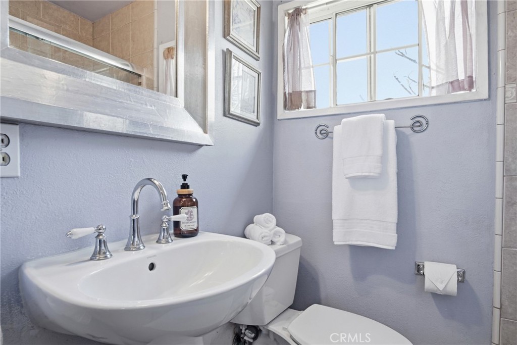10281 Bouvais Road Anaheim, CA 92804 - Photo 22 of 61 Main House Bathroom