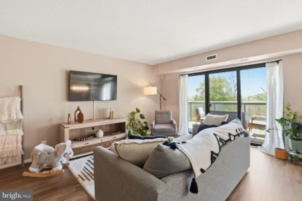 $375,000 | 309 Yoakum Parkway, Unit 603, Alexandria, VA 22304