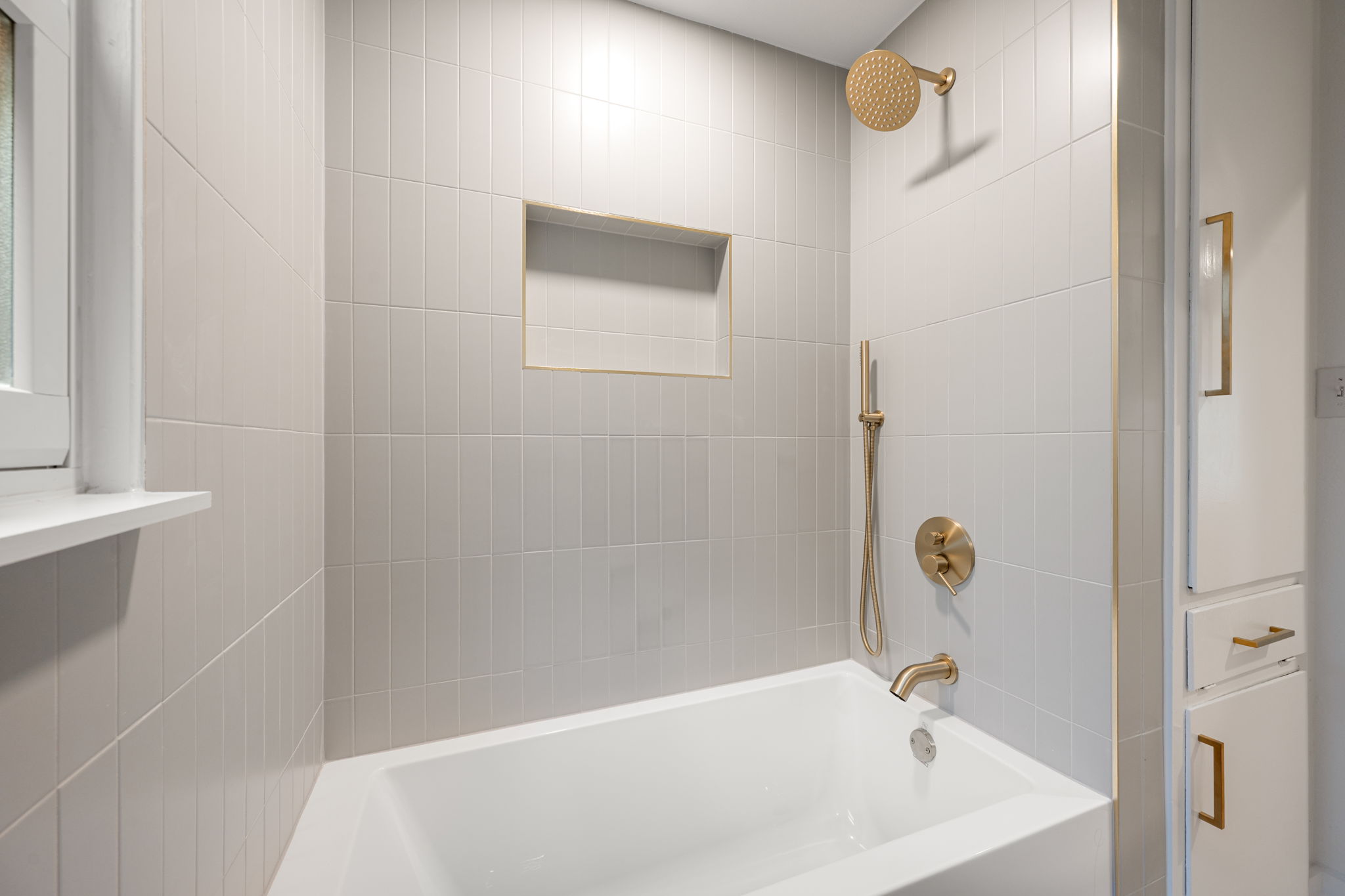 5506 Duval Street Austin, TX 78751 - Photo 21 of 38 a bathroom with a bathtub