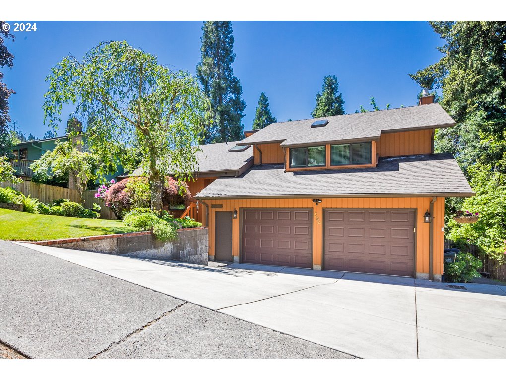 594 South 72nd Street Springfield, OR 97478 - Photo 2 of 14 a front view of a house with a yard and garage