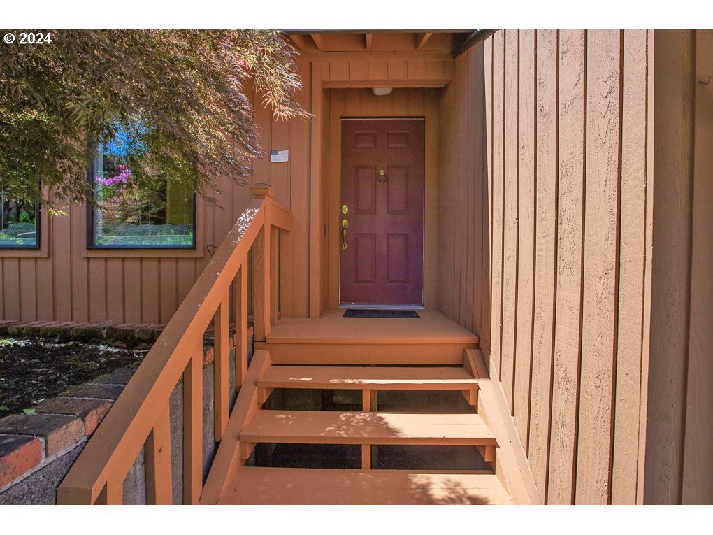 594 South 72nd Street Springfield, OR 97478 - Photo 4 of 14 a view of entryway