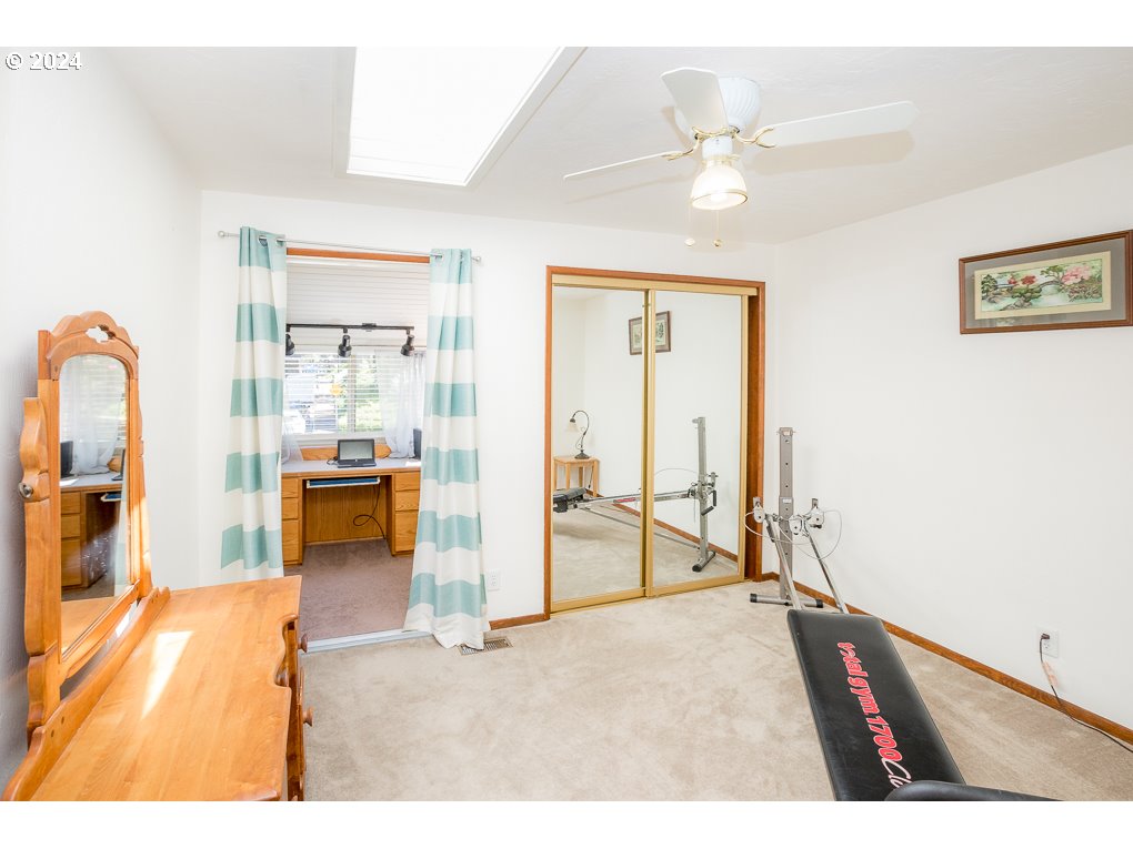 594 South 72nd Street Springfield, OR 97478 - Photo 8 of 14 a living room with furniture