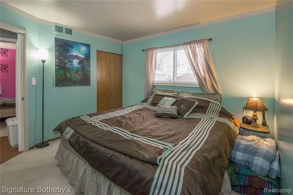 7526 Superior Street Center Line, MI 48015 - Photo 11 of 24