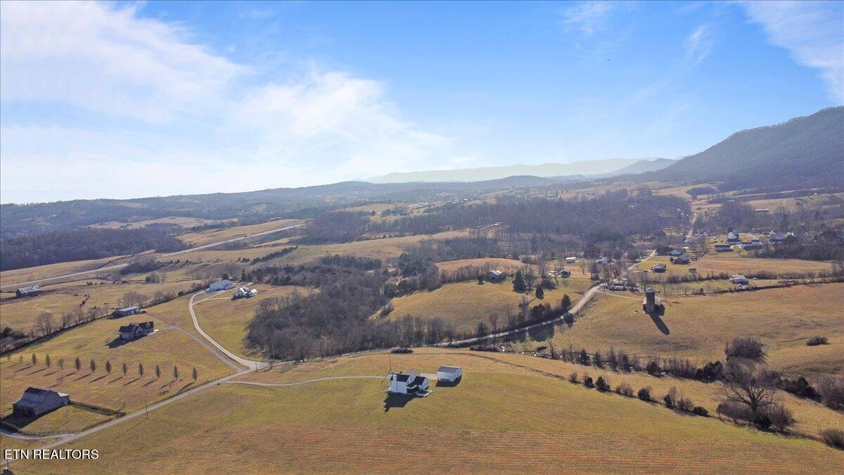 1203 Cross Valley Road La Follette, TN 37766 - Photo 4 of 14 03-E18BC8BA-3BC7-4938-AA66-01E5DA5CBE7C