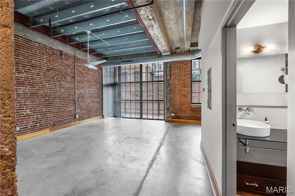 $1,275 | 2201 Locust Street, Unit 301, St. Louis, MO 63103