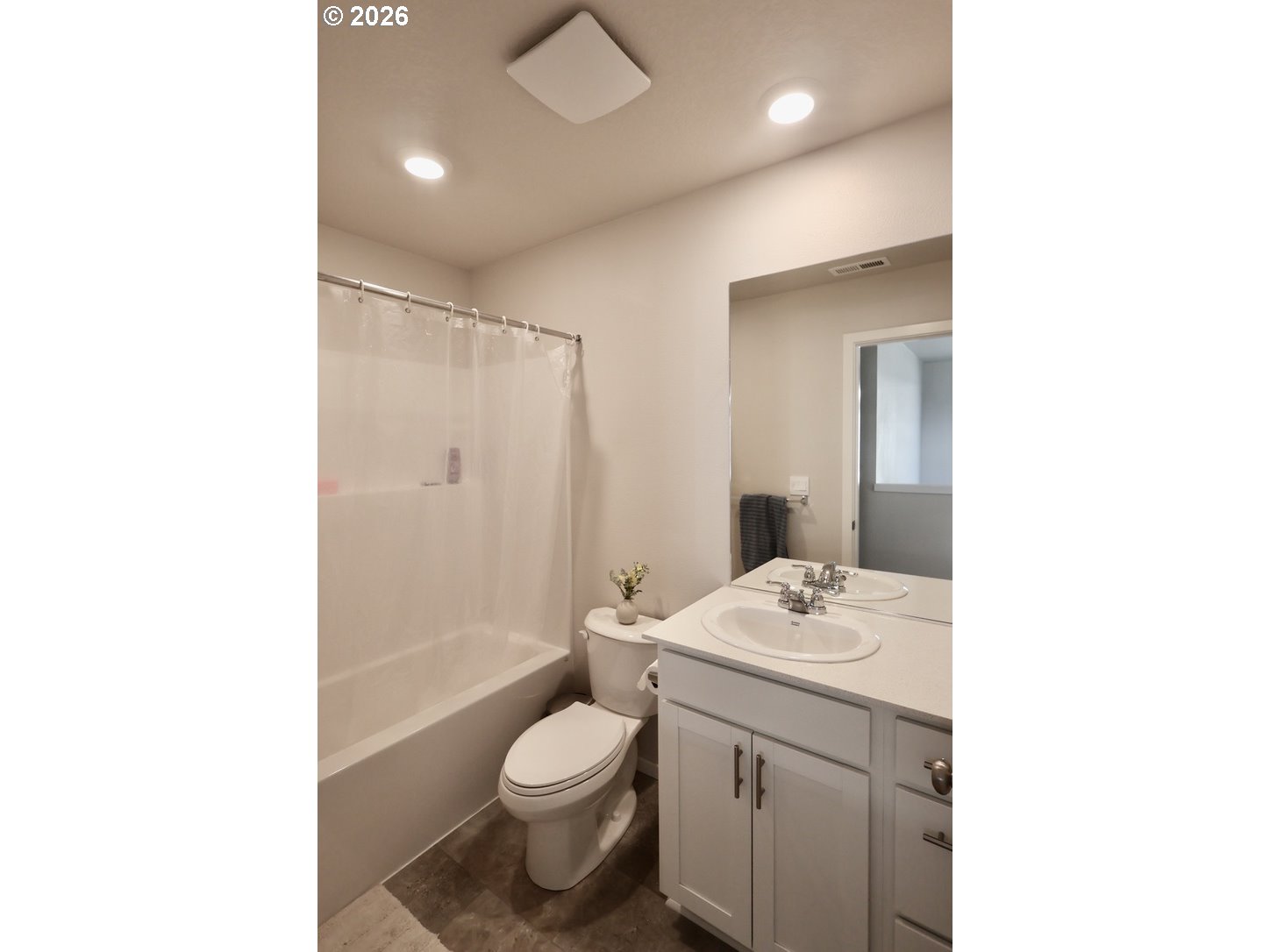 2289 30th Place Springfield, OR 97477 - Photo 10 of 14 Bathroom