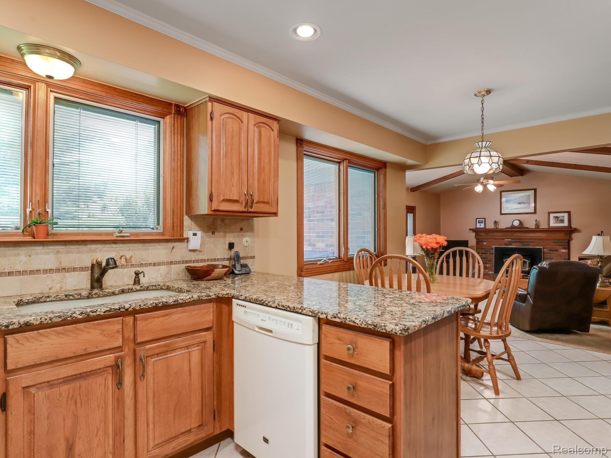 643 Shelley Drive Rochester, MI 48307 - Photo 16 of 46 Kitchen/Nook/Family Room