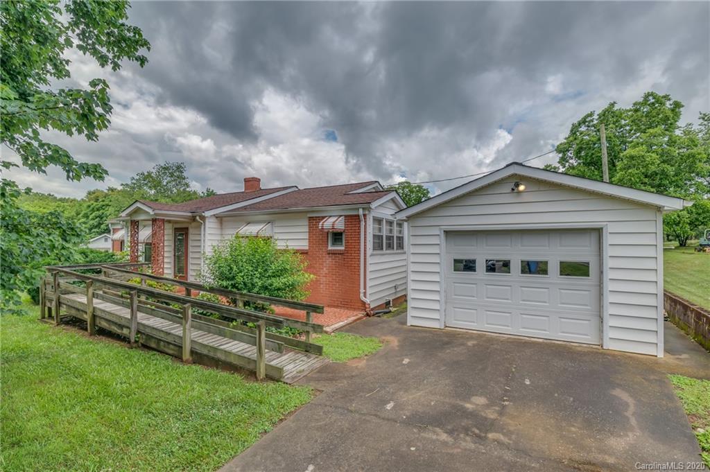 428 Kelly Road Forest City, NC 28043 - Photo 3 of 24 front view of a house with a yard