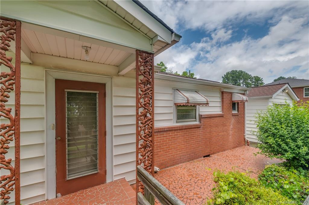 428 Kelly Road Forest City, NC 28043 - Photo 6 of 24 front view of a house with a yard
