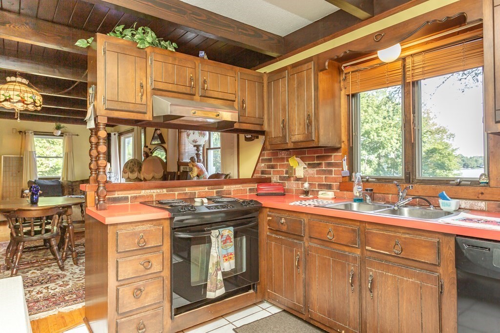 86 Restful Valley Road Tiverton, RI 02878 - Photo 5 of 28 Gallery Image 5