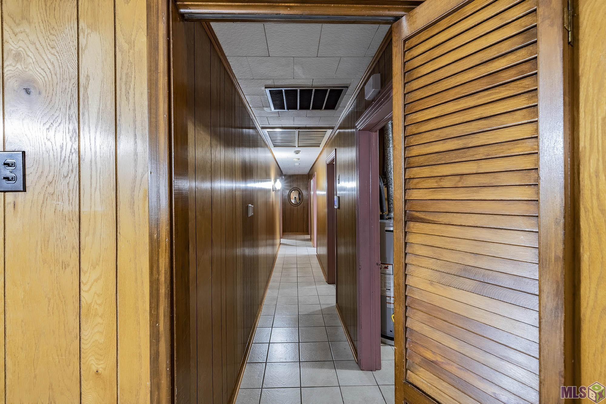 9202 East Main Street Houma, LA 70363 - Photo 27 of 47 Hallway