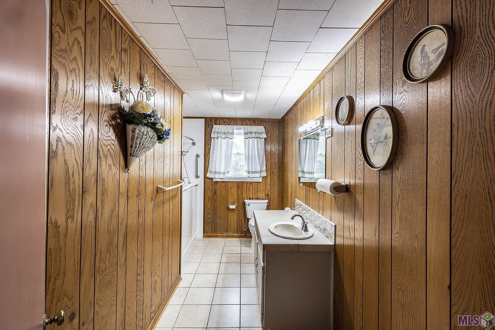 9202 East Main Street Houma, LA 70363 - Photo 30 of 47 Full Bathroom