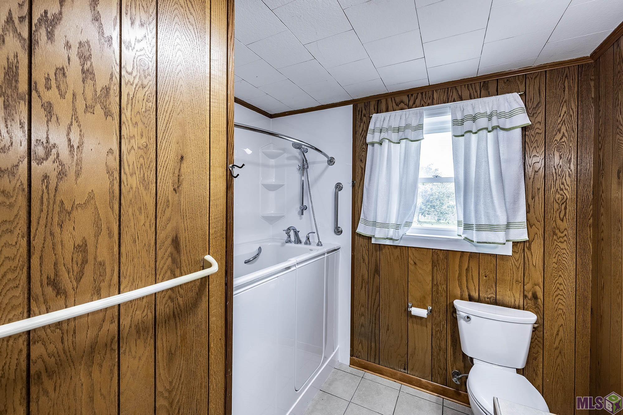 9202 East Main Street Houma, LA 70363 - Photo 31 of 47 Full Bathroom-Walk in Tub