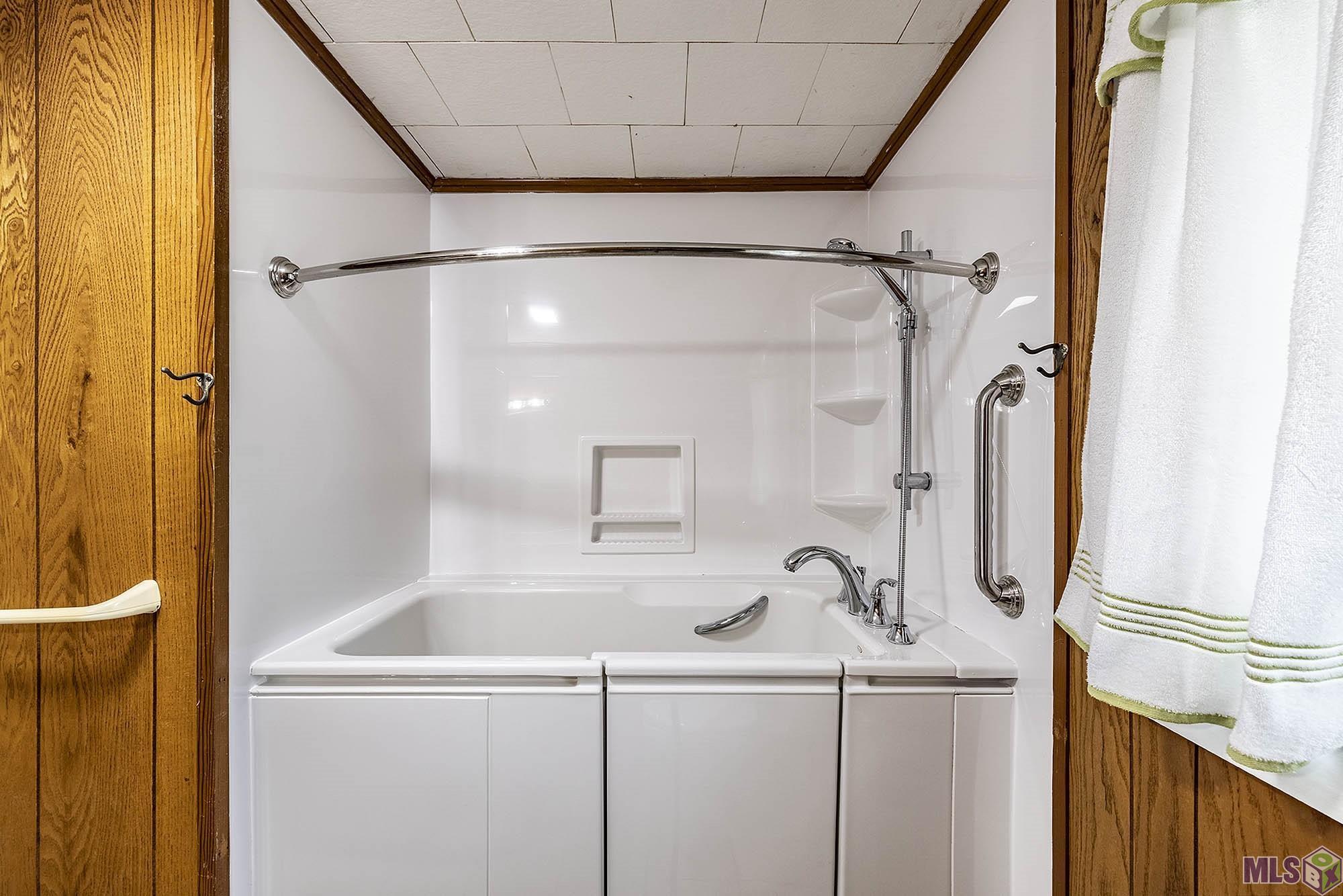 9202 East Main Street Houma, LA 70363 - Photo 32 of 47 Walk In Tub