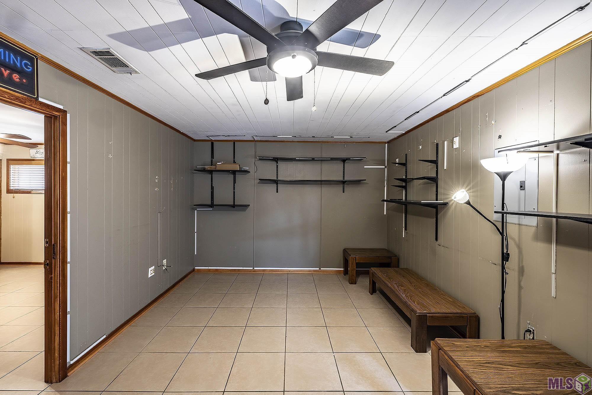 9202 East Main Street Houma, LA 70363 - Photo 40 of 47 Guest House Living Room