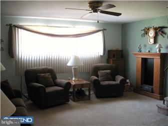2849 Sebring Road Philadelphia, PA 19152 - Photo 3 of 12 Living Room