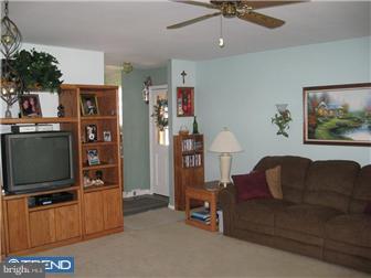 2849 Sebring Road Philadelphia, PA 19152 - Photo 4 of 12 Living Room