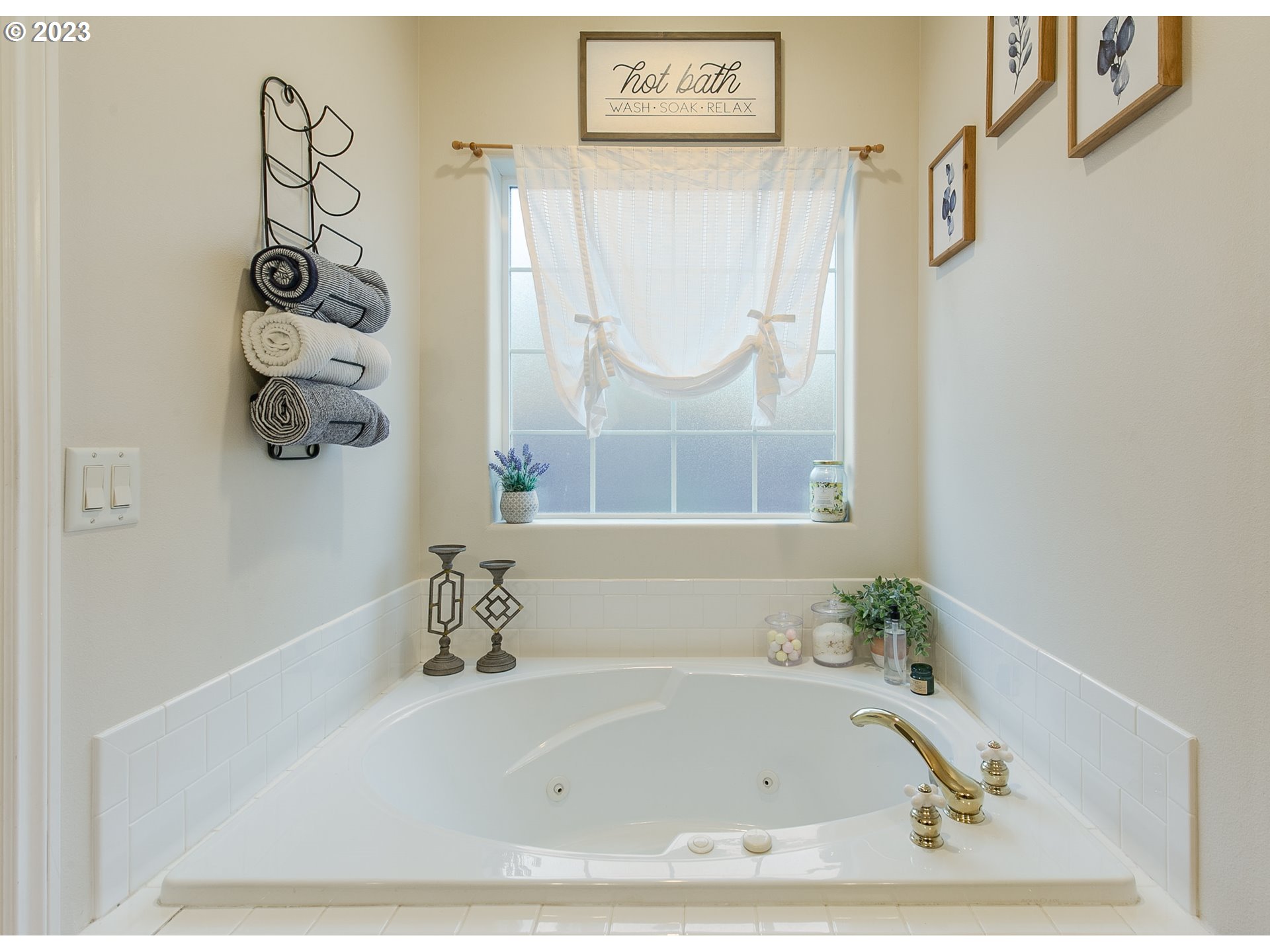 2353 35th Street Springfield, OR 97477 - Photo 24 of 32 a bathroom with a bathtub