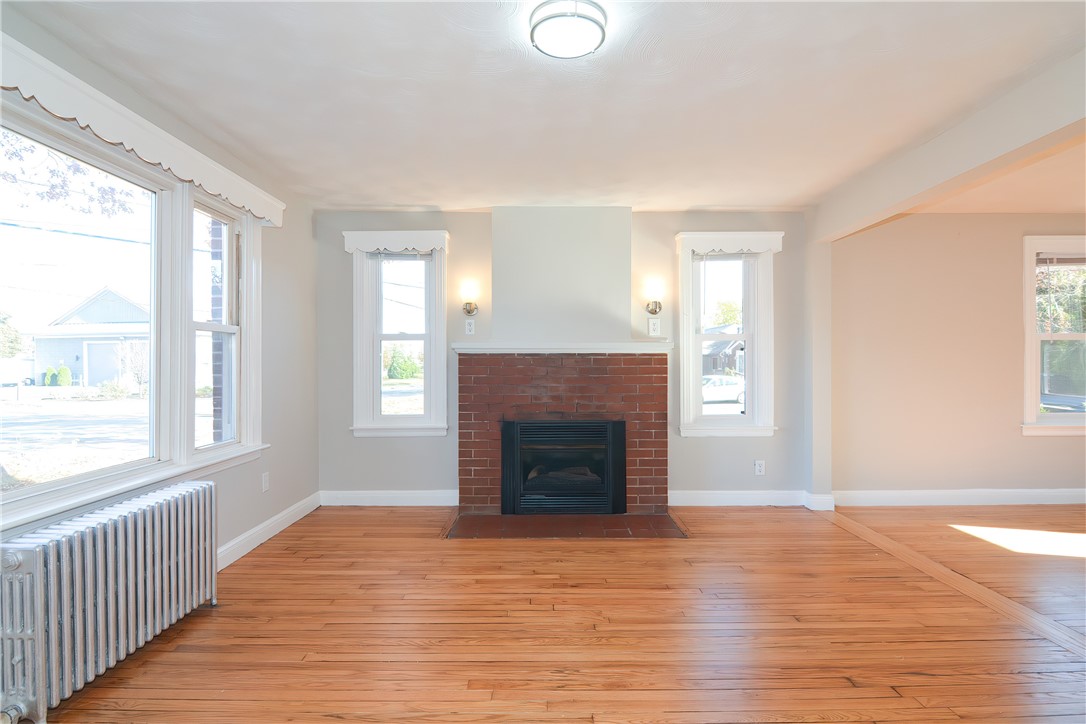2190 West Shore Road Warwick, RI 02889 - Photo 7 of 43 Living Room