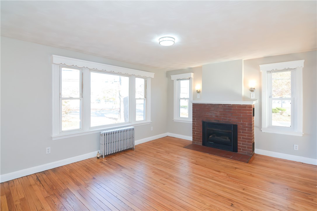 2190 West Shore Road Warwick, RI 02889 - Photo 8 of 43 Living Room