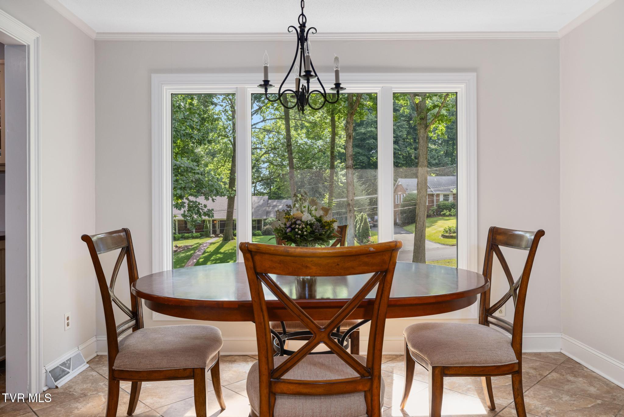 1006 Friar Tuck Road Johnson City, TN 37604 - Photo 33 of 57 Dining area