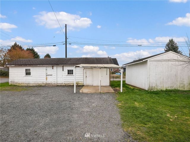 a view of a house with a backyard